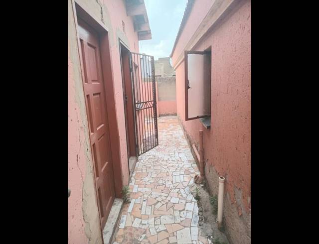 3 BEDROOM HOUSE FOR SALE IN MEADOWLANDS ZONE 1